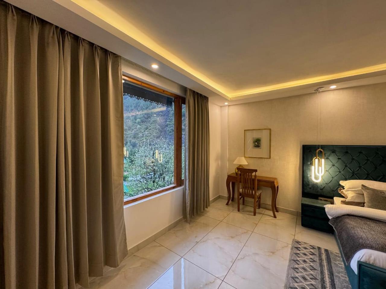 Ausnya Tirthan Banjār Extérieur photo